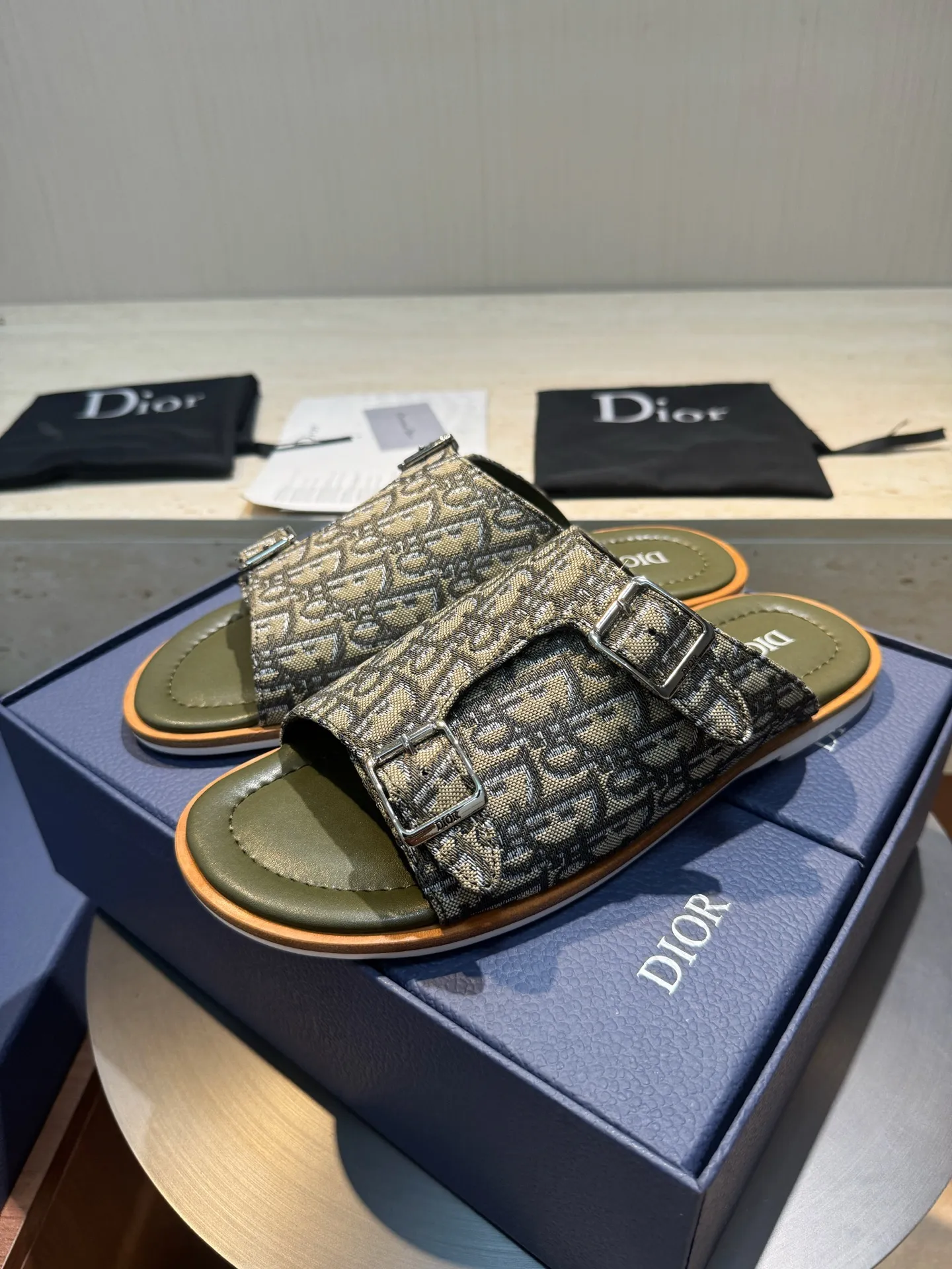 Men's Men's Shoes 💰380 [New Style] 🐝🐝Made in Dongguan. Purchasing-grade top version (Dior) Alia men's leather slippers. This Alias ​​sandal is a new summer product, showing a casual and elegant style. Carefully crafted with grained cow leather, Oblque printed fabric, and cowhide lining! Cross-strap design with metal-clad brass CD Diamnd logo. The imported cowhide leather and rubber soles add sophistication and comfort, and are decorated with Obliue print-effect non-slip panels for added style! -Suitable for outdoor drivers driving shoes🚗. -Size: 39-44 (38.45 customized).